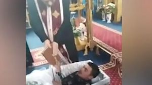 Imagini scandaloase dintr-o biserică din Cluj. Tineri băgați în sicriu