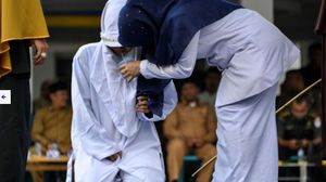 Imaginile groazei cu o fată care a fost bătută în public pentru că a întreținut relații intime înainte de căsătorie