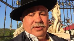 Cel mai bogat rrom din ţară a fost filmat în timp ce dansează printre mobilele din aur şi statuetele din vila sa! Puiu Englezu are o avere greu de estimat! VIDEO