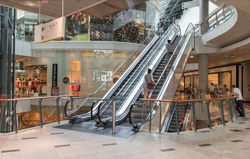 Alertă cu bombă la un mall din Capitală! Zona a fost evacuată