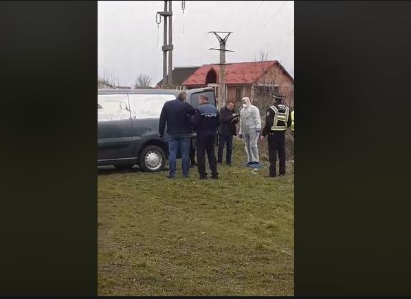 În timp ce căutau fier vechi, mai mulți oameni au găsit un cadavru