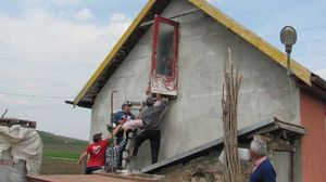 Un tânăr întors din Italia a fost izolat de familie în podul casei