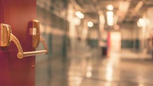 Un bărbat suspect de coronavirus a scuipat un medic și o asistentă