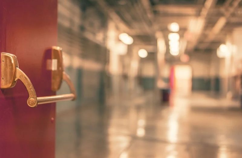 Un bărbat suspect de coronavirus a scuipat un medic și o asistentă