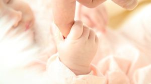 Un nou-născut a fost diagnosticat cu coronavirus! Este cel mai tânăr pacient testat pozitiv 
