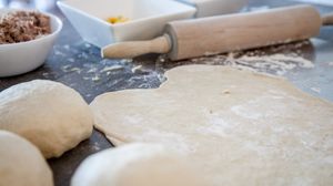 Blat de pizza fara drojdie. Cum pregatesti blatul pentru pizza fara drojdie