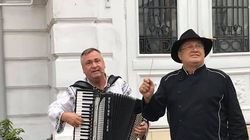 În timpul pandemiei de coronavirus, Mircea Dinescu își trimite lăutarii de la restaurant să facă livrări cu masca de protecție pe față: "Am doi lăutari, îi testez permanent împotriva coronavirusului”