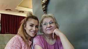 Lora, aflată în izolare în Bali, nu poate trece peste moartea mamei ei