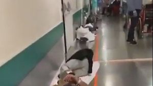 Din lipsă de spațiu, pacienții infectați cu coronavirus dorm pe holuri