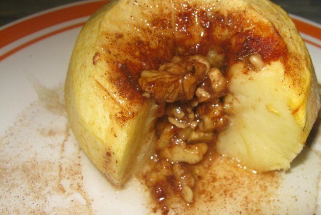 Mere coapte cu scortisoara, miere si nuci