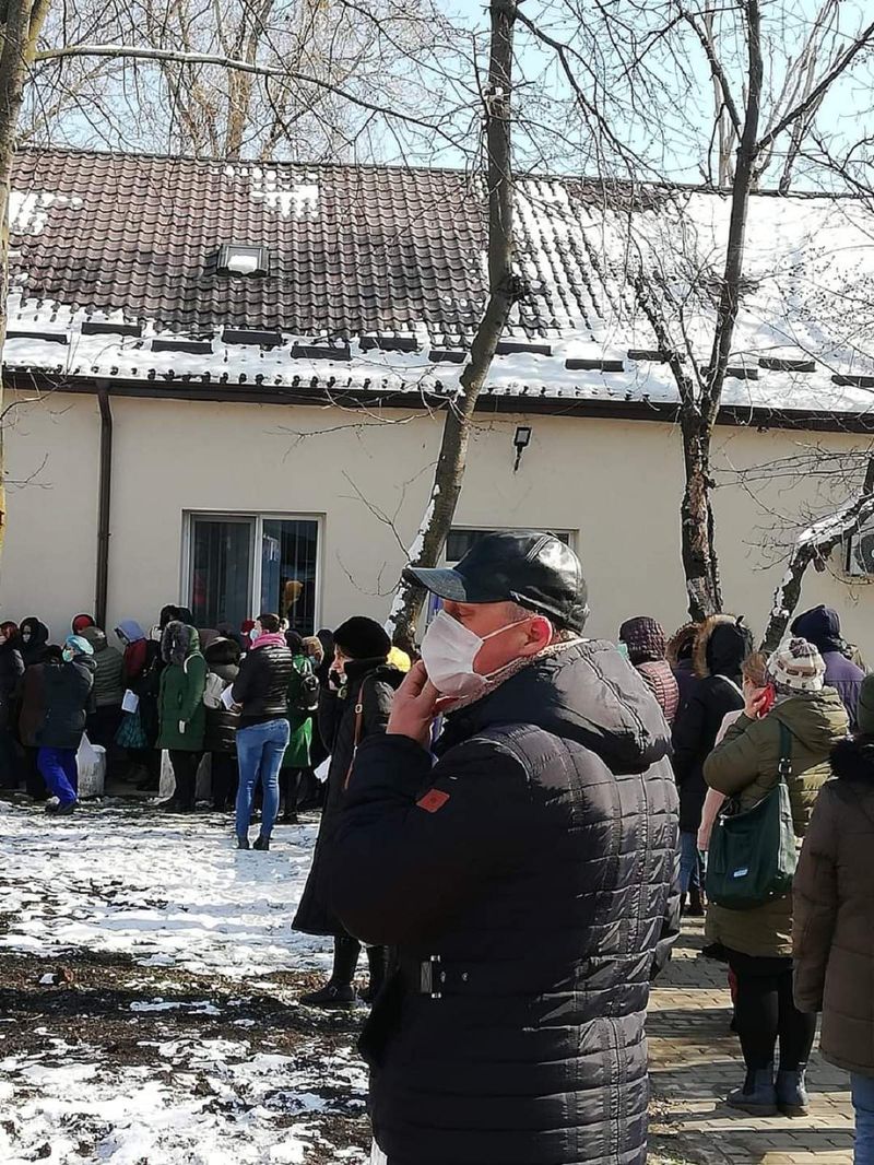 Cozi masive în Suceava. Cadrele medicale așteaptă să fie testate