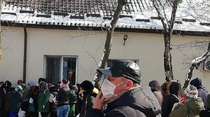 Cozi masive în Suceava. Cadrele medicale așteaptă să fie testate