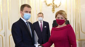 Președintele Slovaciei a lansat o nouă modă: masca asortată cu rochia Președintele Slovaciei a lansat o nouă modă: masca asortată cu rochia