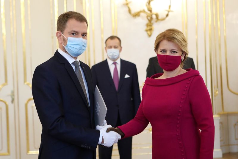 Președintele Slovaciei a lansat o nouă modă: masca asortată cu rochia Președintele Slovaciei a lansat o nouă modă: masca asortată cu rochia