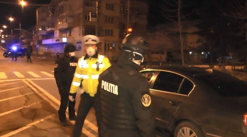 Amenzi URIAȘE din cauza restricţiilor de circulaţie. Polițiștii au aplicat sancțiuni în valoare de peste 7 milioane de lei, în 24h Amenzi URIAȘE din cauza restricţiilor de circulaţie. Polițiștii au aplicat sancțiuni în valoare de peste 7 milioane de lei, în 24h