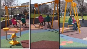 Doua pensionare din Constanta, filmate dandu-se in leagane intr-un parc de joaca pentru copii