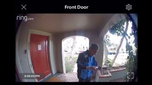 Un curier, filmat de camerele de supraveghere in timp ce scuipa pe un pachet la livrare!