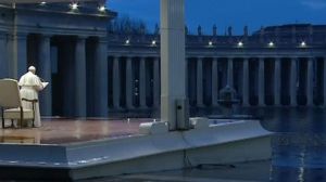 Moment istoric la Vatican. Papa Francisc s-a rugat singur, în ploaie