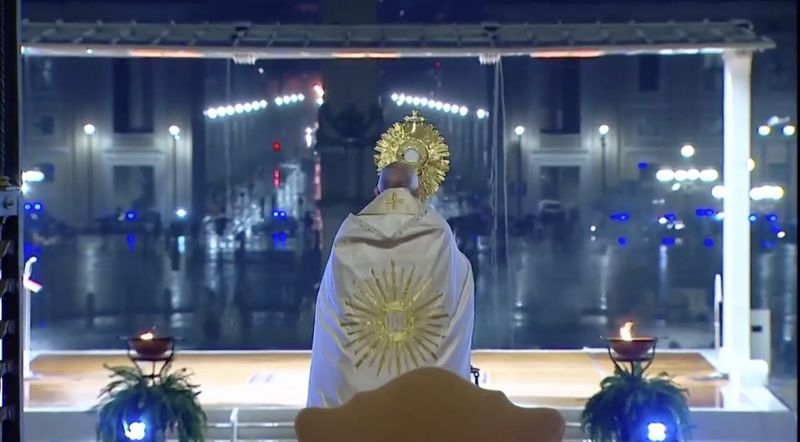 Moment istoric la Vatican. Papa Francisc s-a rugat singur, în ploaie