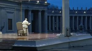 Moment istoric la Vatican. Papa Francisc s-a rugat singur, în ploaie