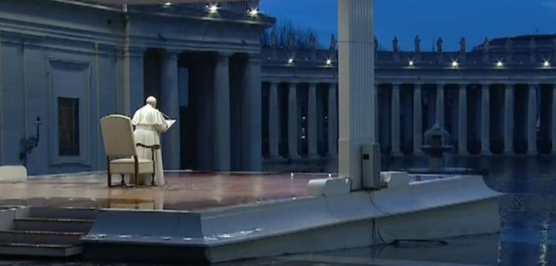 Moment istoric la Vatican. Papa Francisc s-a rugat singur, în ploaie