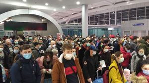 Aglomeratie pe aeroportul Otopeni. Sute de romani, inghesuiti la sosirea in Romania