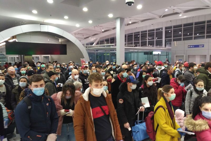 Aglomeratie pe aeroportul Otopeni. Sute de romani, inghesuiti la sosirea in Romania
