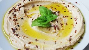 Hummus cu vinete. Rețeta care se servește cu legume trase la tigaie