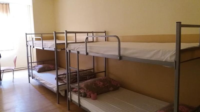 Imagini socante dintr-un internat din Lugoj, locul unde sunt tinuti in carantina institutionalizata zeci de persoane intoarse din strainatate
