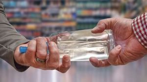 Scandal uriaș! O farmacie vindea soluţie de curăţare drept alcool sanitar