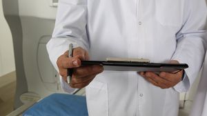 doctor-coronavirus-cat-castiga-medicii