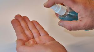 Adevarul despre dezinfectantul pentru maini facut acasa: Avertismentul expertilor