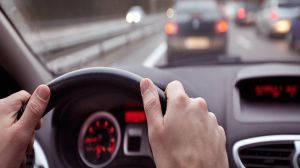 Alertă pentru șoferi! Ce riști dacă faci asta la volan? Legea tocmai a fost promulgată