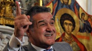 Izolarea nu-l oprește pe Gigi Becali să meargă la biserică