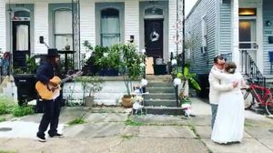 Nuntă în timpul pandemiei. Mirii au dansat singuri în curte