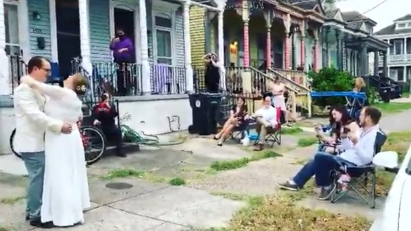 Nuntă &icirc;n timpul pandemiei. Mirii au dansat singuri &icirc;n curte