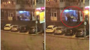 Polițist filmat în timp ce lovește brutal, cu piciorul, un om pe o stradă din Dristor VIDEO