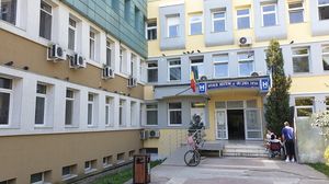 O asistentă de la Spitalul Județean din Deva, în stare gravă după ce a fost scuipată de o pacientă infectată cu noul coronavirus