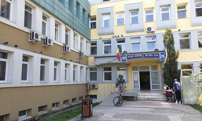 O asistentă de la Spitalul Județean din Deva, în stare gravă după ce a fost scuipată de o pacientă infectată cu noul coronavirus