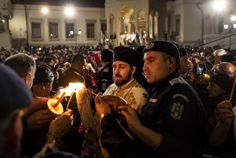 Cum iei lumina in noaptea de Inviere fara sa mergi la biserica