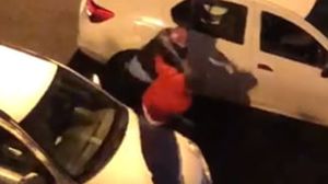 Polițist filmat cum bate un bărbat pe stradă! Reacția oficialilor