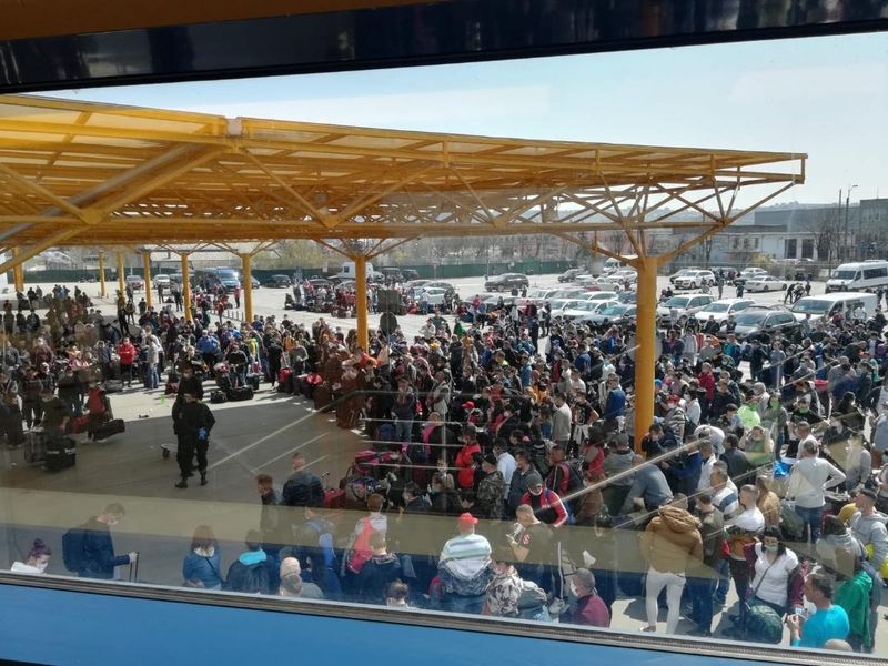 Așa NU! Puhoi de oameni la Aeroportul Cluj