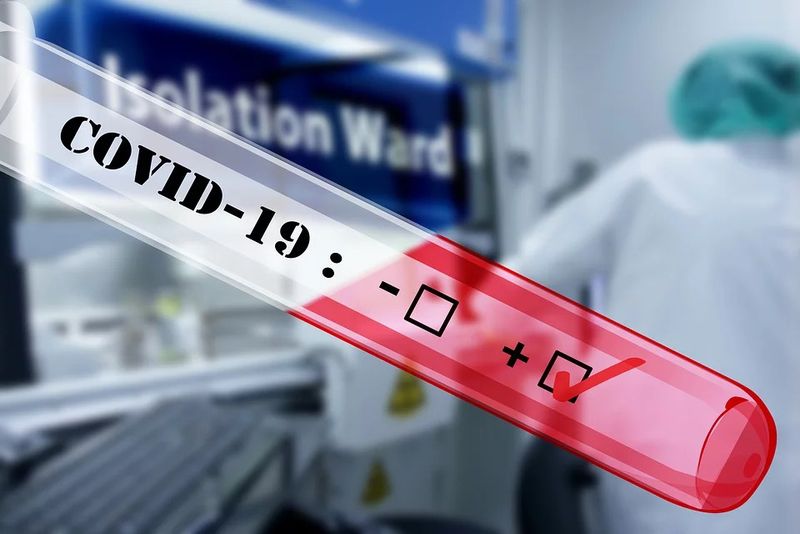 COVID-19 se reactivează la pacienții vindecați. Cum explică medicii?