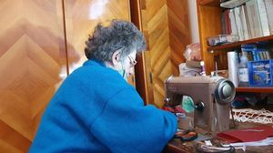 Bunicuța din Peștișani care face măști pentru tot satul. Gratuit!