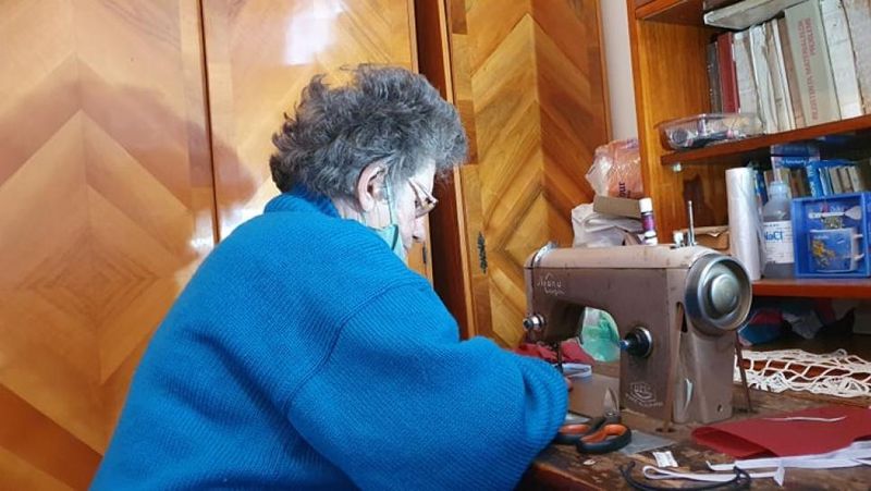 Bunicuța din Peștișani care face măști pentru tot satul. Gratuit!