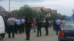 Video șocant din Craiova. Ce au pățit polițiștii la poarta unui bărbat: „Tai 20 din voi!”