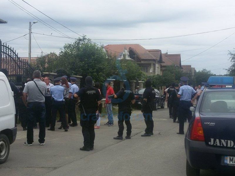 Video șocant din Craiova. Ce au pățit polițiștii la poarta unui bărbat: „Tai 20 din voi!”