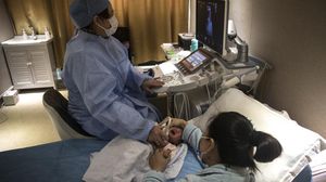 Bebeluș și mama lui de 19 ani, infectați cu coronavirus