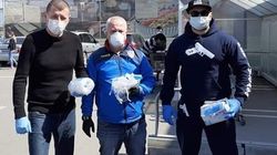 Gest mare al lui Tarzy, un cunoscut rapper craiovean: ”Azi am împărțit 150 de măști și 500 de declarații la bătrâni” FOTO