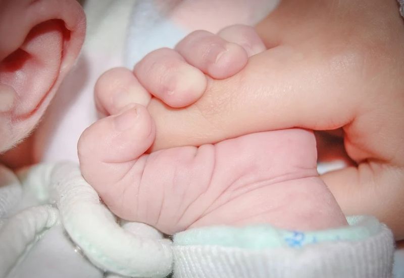 Un al treilea bebeluş şi mama lui au infectaţi cu coronavirus
